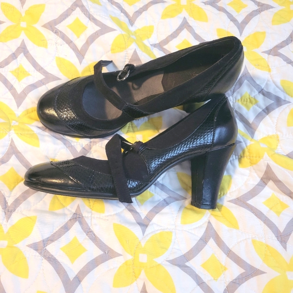 Gorgeous black pumps